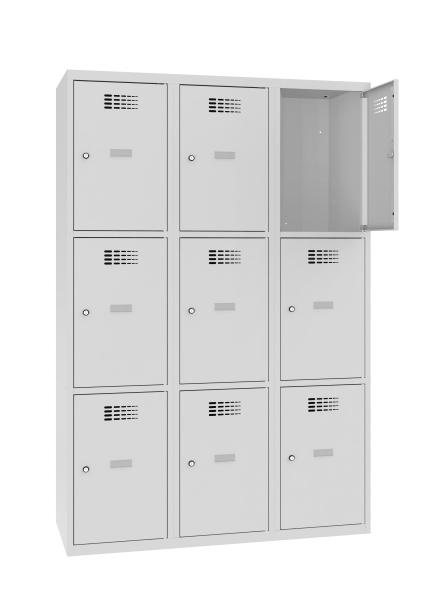 Ein lichtgrauer Fächerschrank mit drei Abteilen und neun Fächern mit jeweils einer Tür. Die oberste rechte Tür ist geöffnet, während der Schrank vor einem weißen Hintergrund steht.